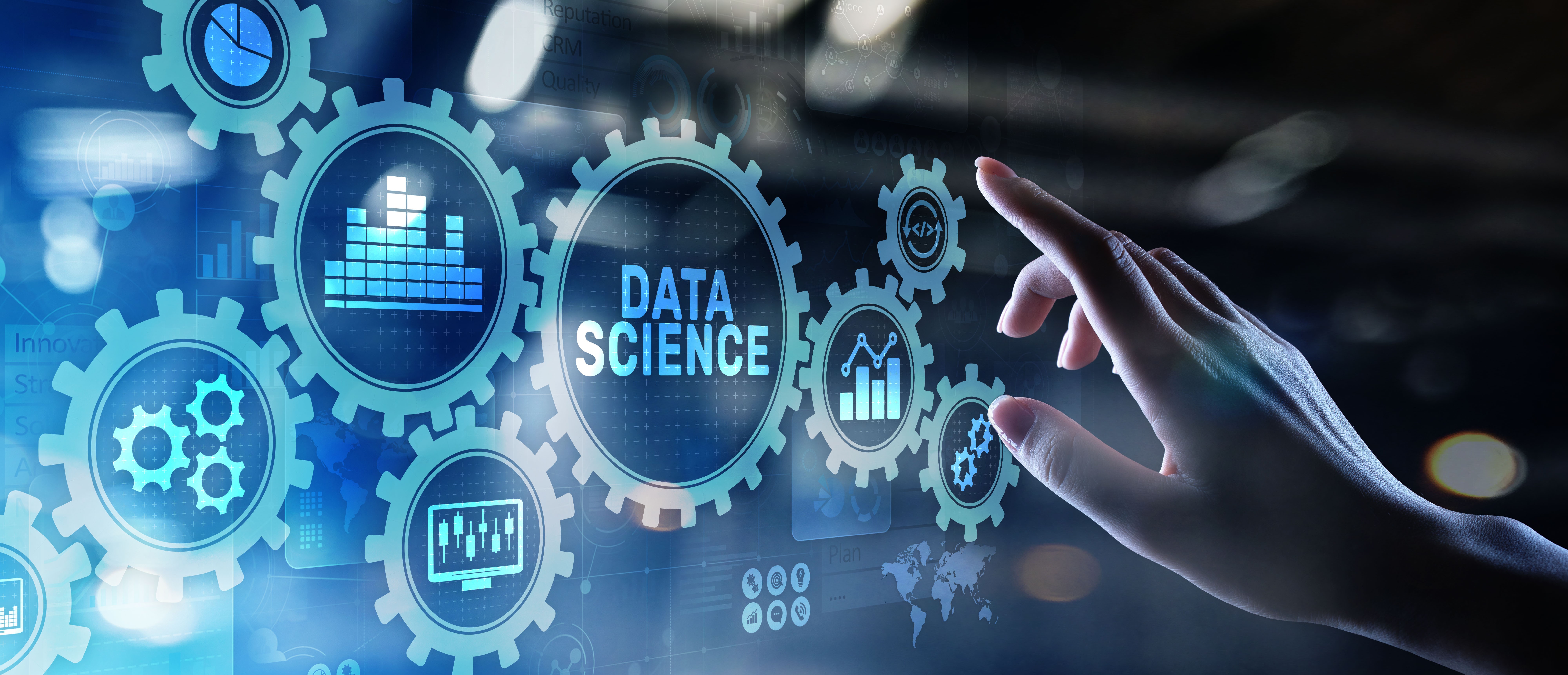 Eine Frau zeigt mit dem Finger auf einen Bildschirm mit komplexen Data-Science-Visualisierungen. Diese Aufnahme unterstreicht die Rolle von Technologie und Fachwissen in der biotechnologischen Forschung.