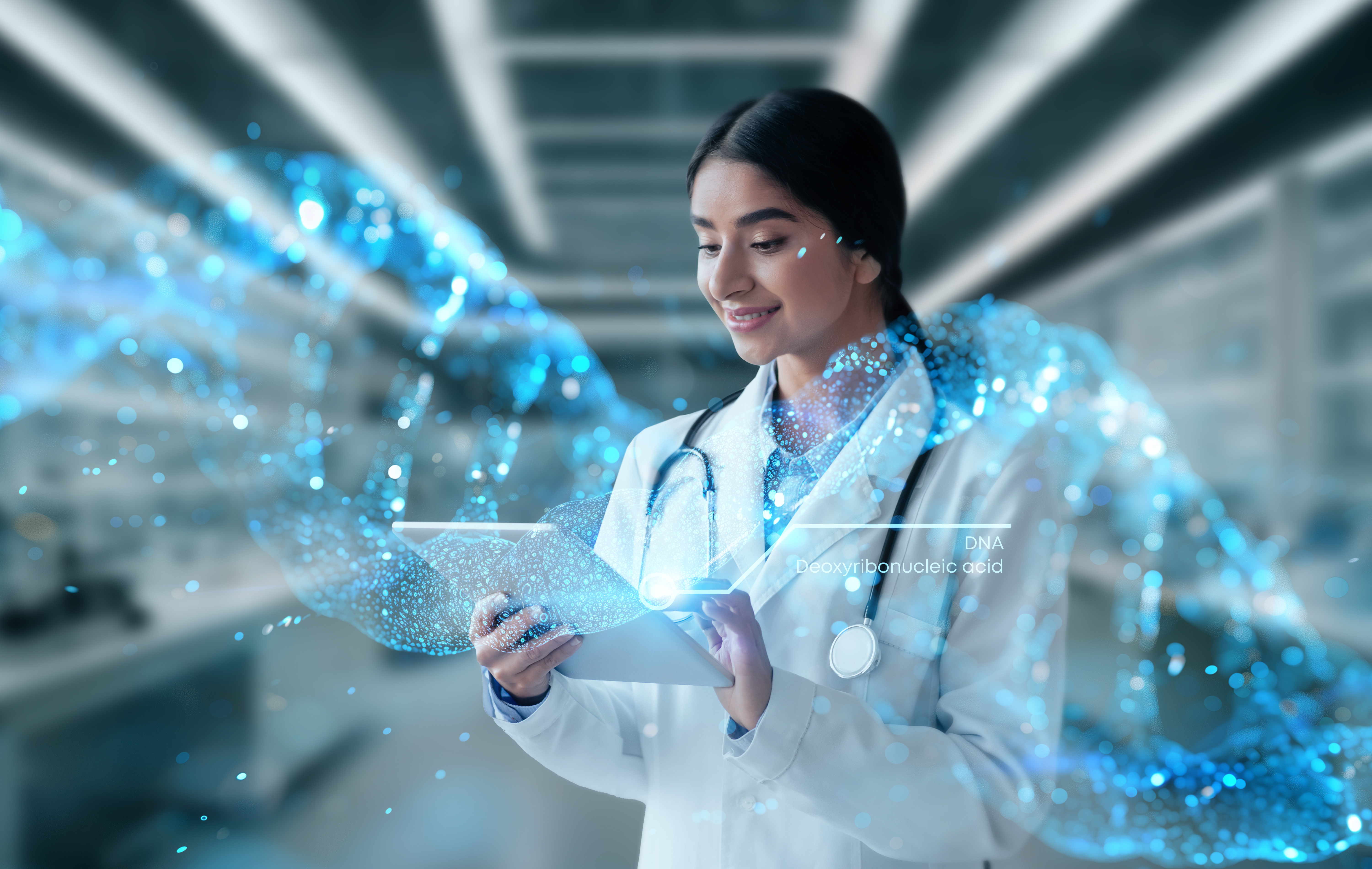 Frau im Labormantel mit Tablet, im Vordergrund ein leuchtend blauer DNA-Strang als Symbol für moderne Forschung und digitale Analyse.