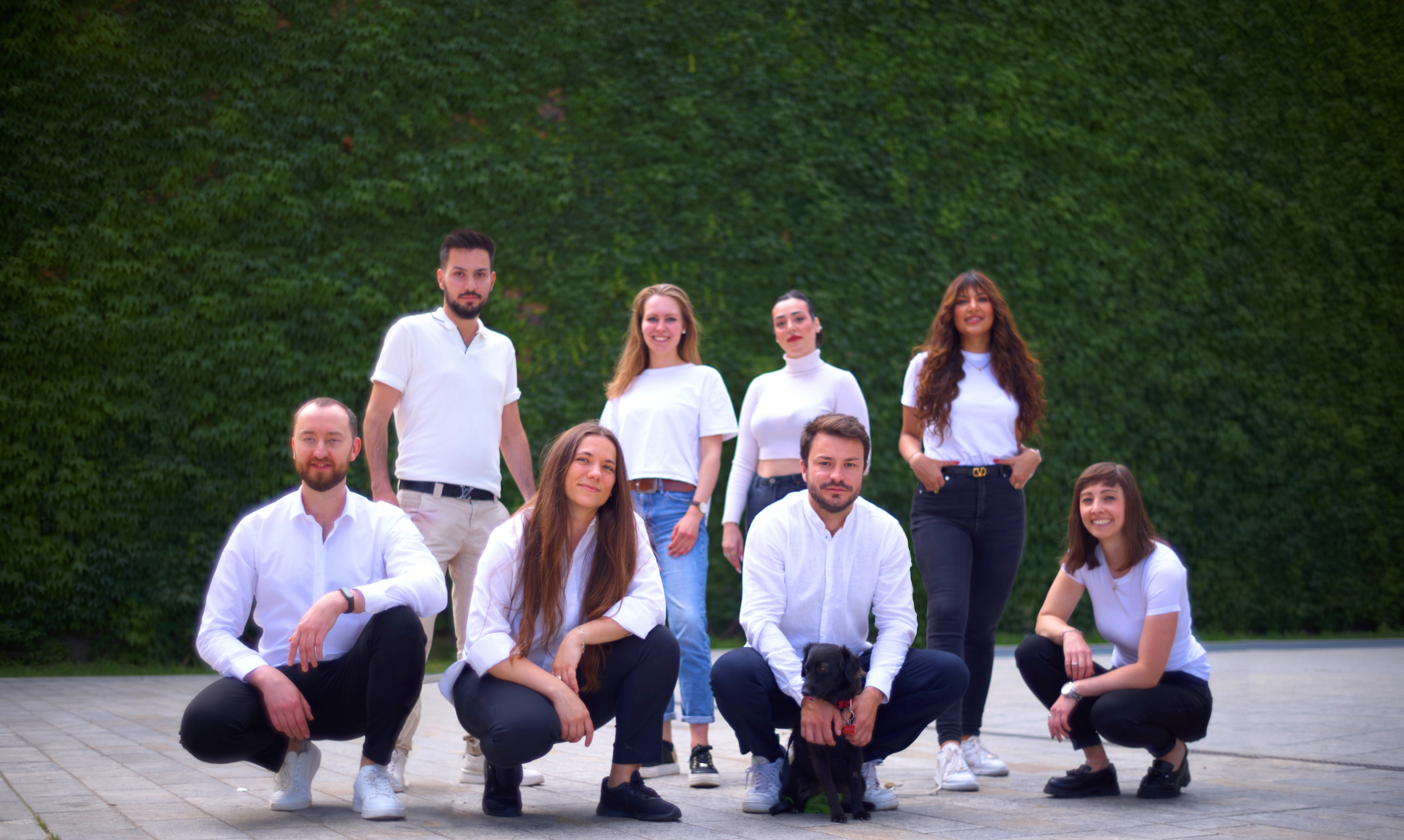 Eine Gruppe von 8 Personen, draußen
