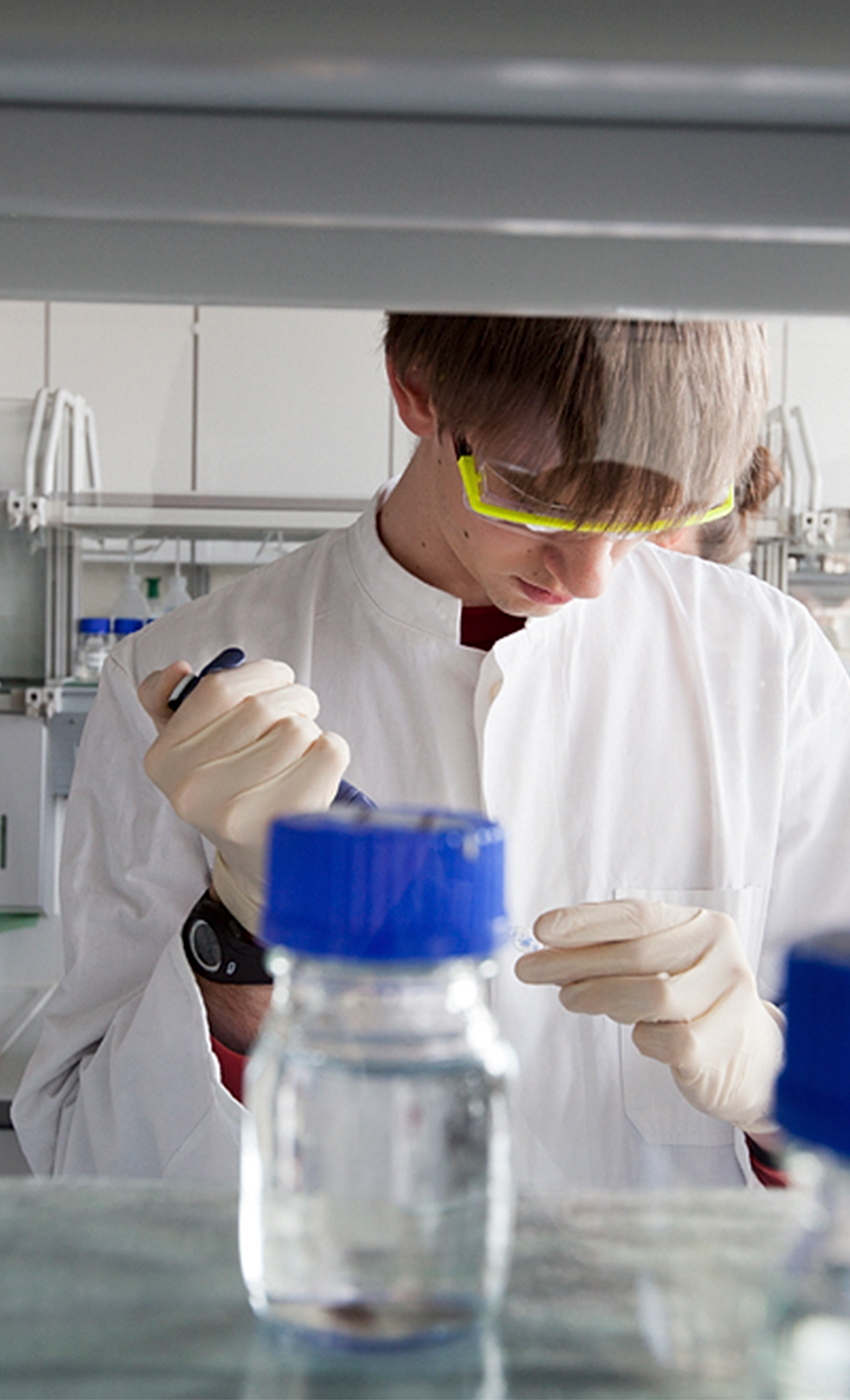 Studierender der Pharmazeutischen Biotechnologie im Labor