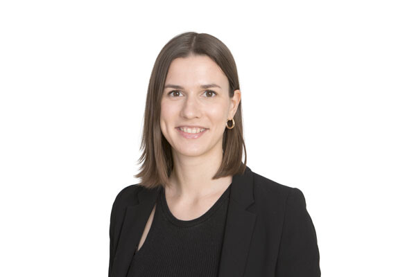 Porträt junge Frau mit braunen Haaren