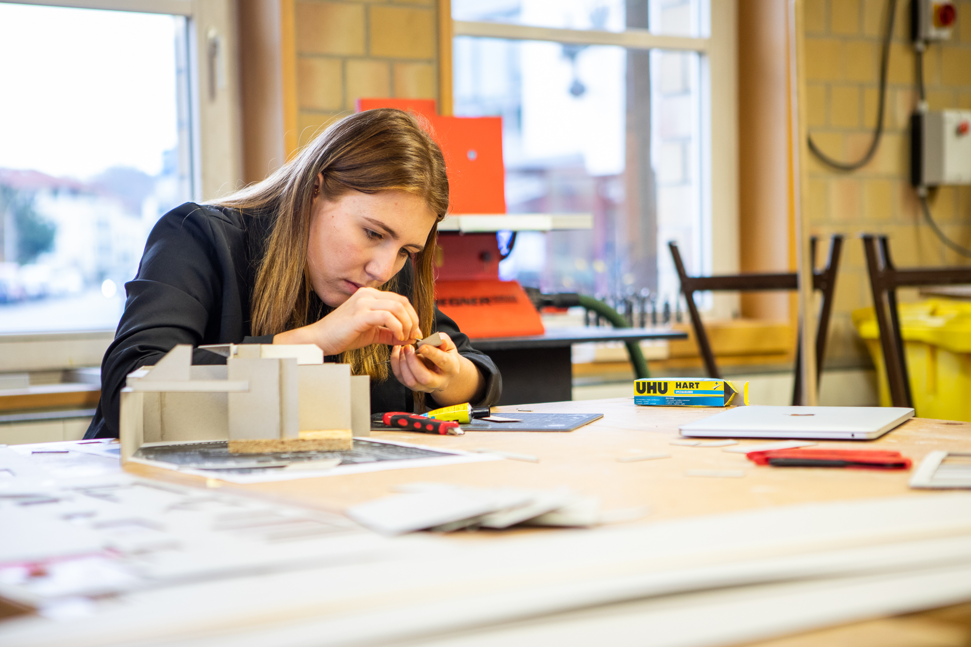 Studentin bei der Arbeit in der Modellbauwerkstatt