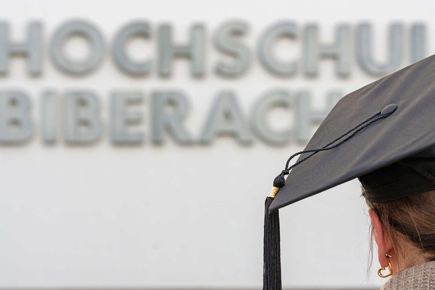 Doktorhut vor der Hochschule Biberach
