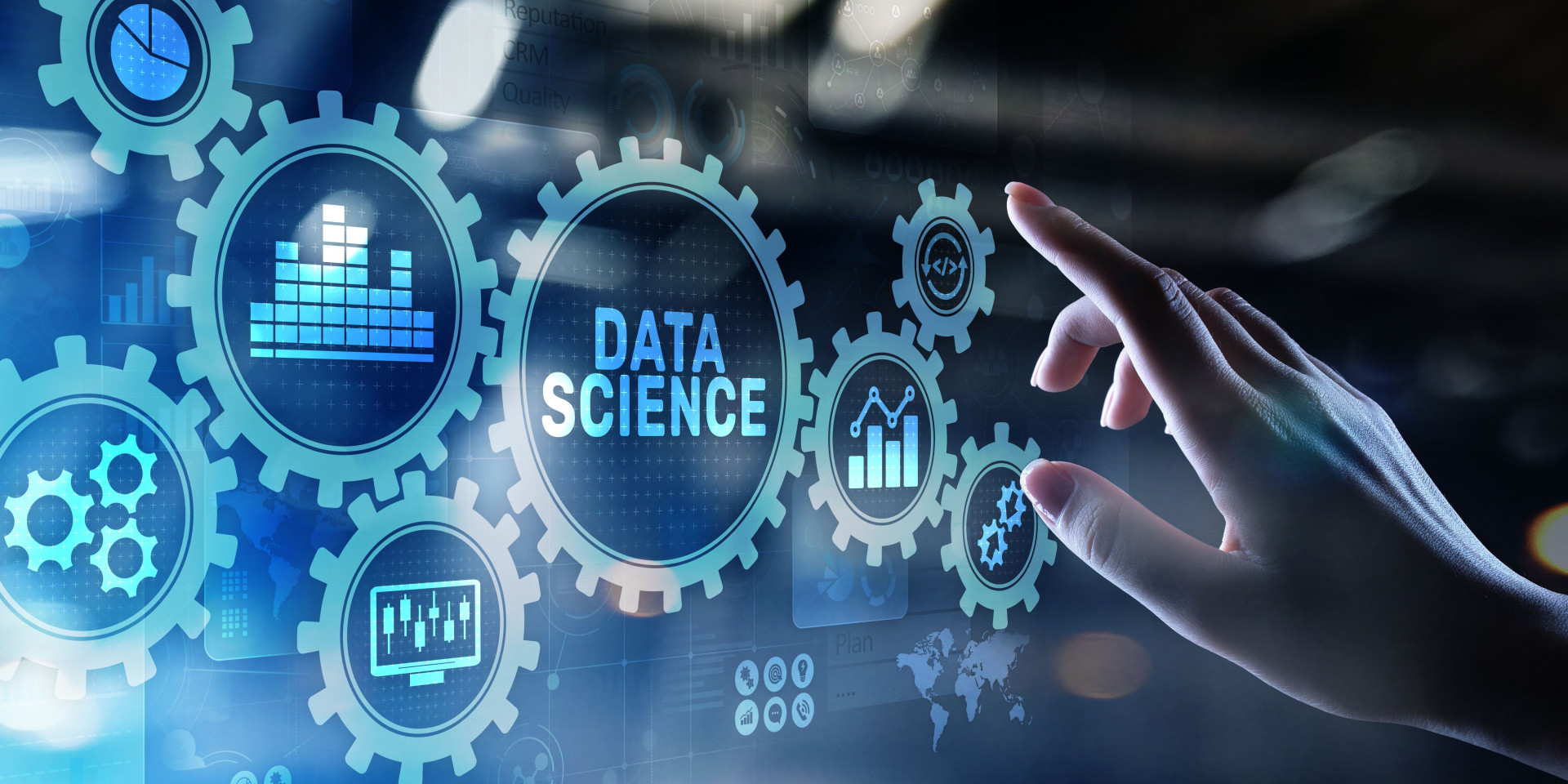 Eine Frau zeigt mit dem Finger auf einen Bildschirm mit komplexen Data-Science-Visualisierungen. Diese Aufnahme unterstreicht die Rolle von Technologie und Fachwissen in der biotechnologischen Forschung.