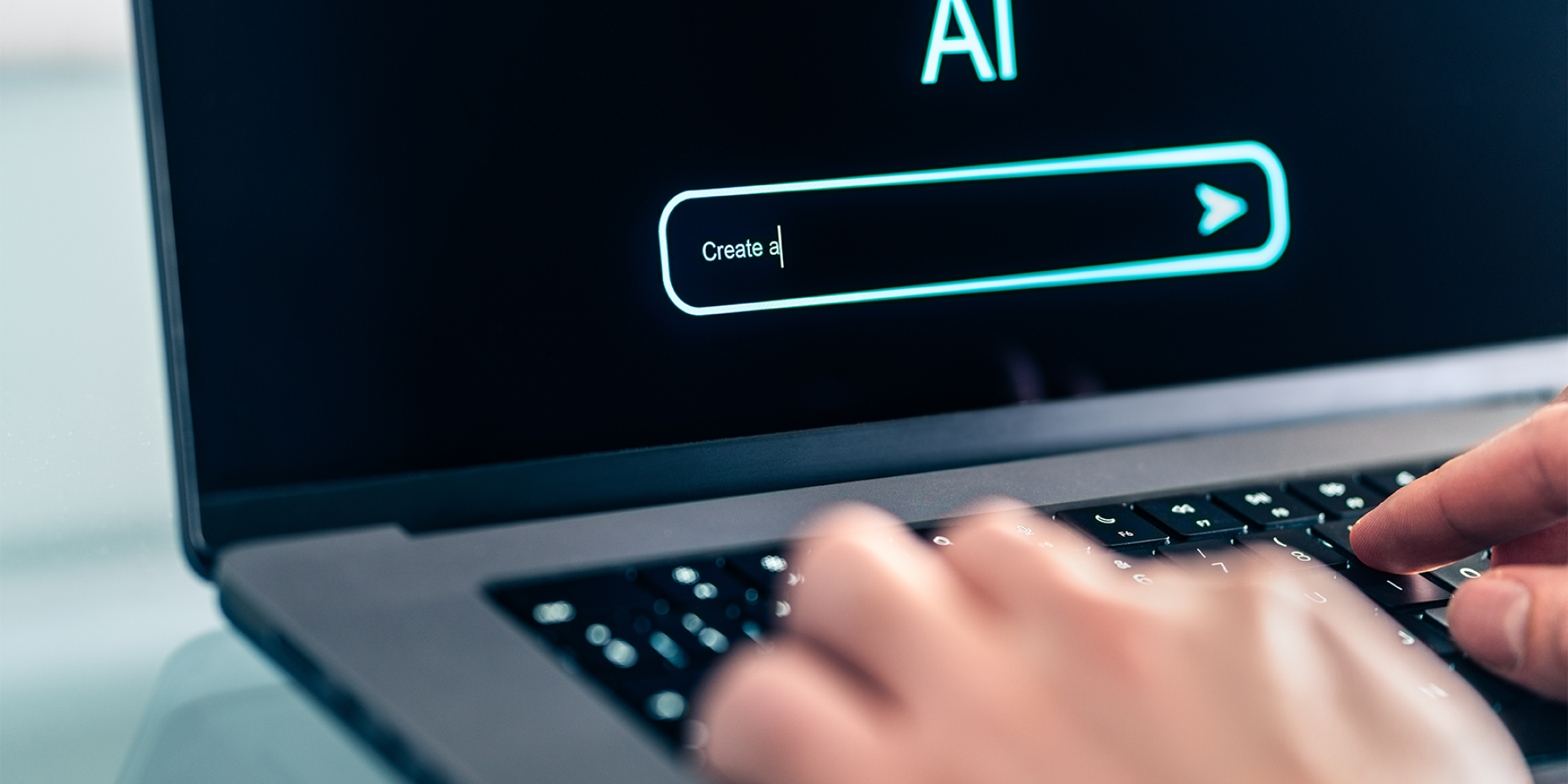 Mann benutzt Computer mit künstlicher Intelligenz-App. Er verwendet einen KI-Prompt-Chatbot, um Daten, Texte oder Bilder zu generieren. 