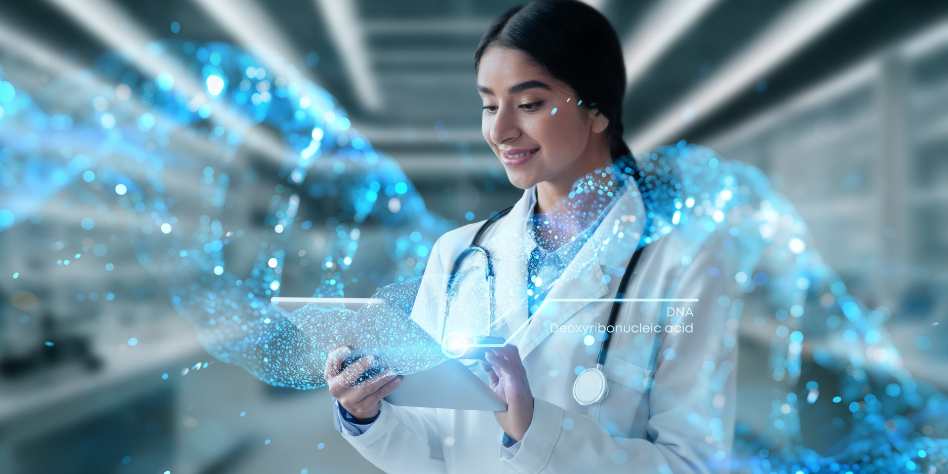 Frau im Labormantel mit Tablet, im Vordergrund ein leuchtend blauer DNA-Strang als Symbol für moderne Forschung und digitale Analyse.