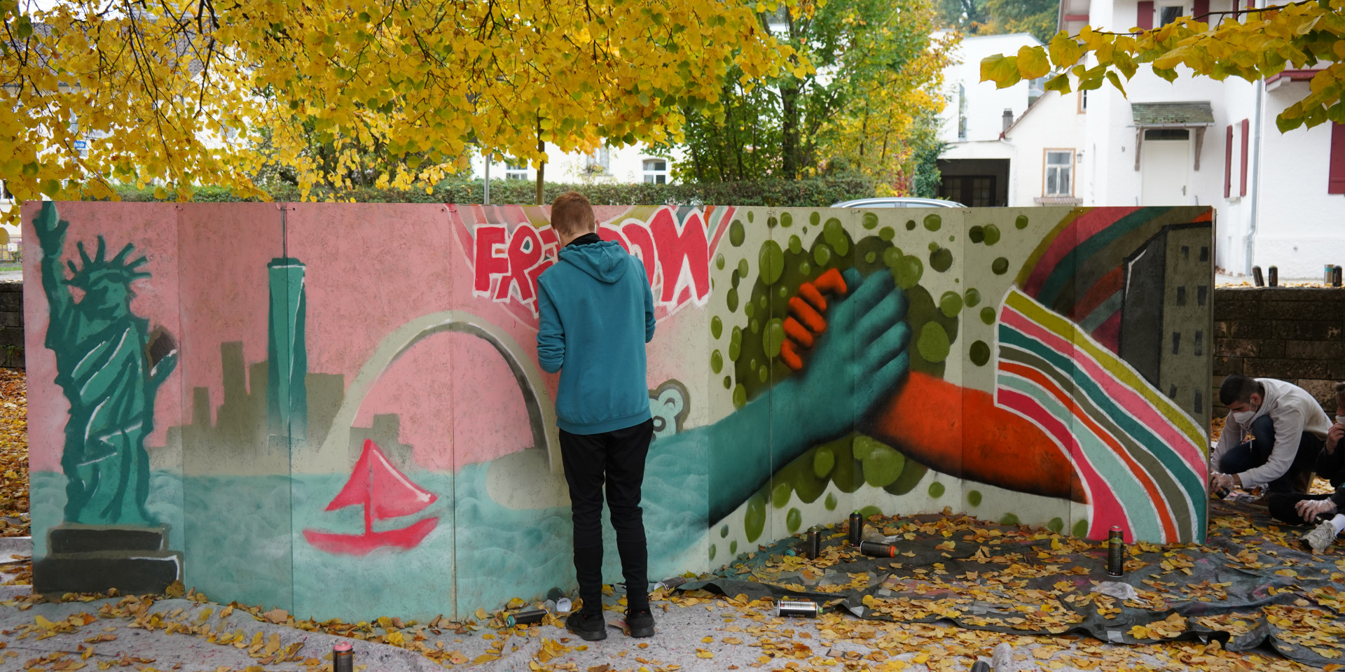 Mann von hinten beim Graffiti sprühen