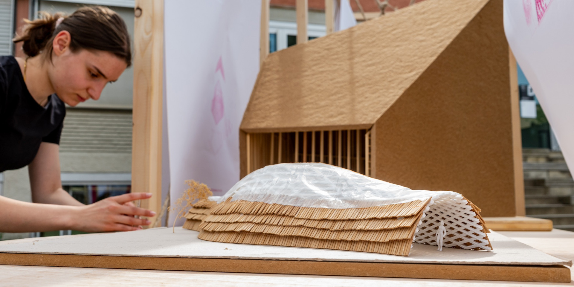 Miniaturgebäude gebaut aus Rohrkolben