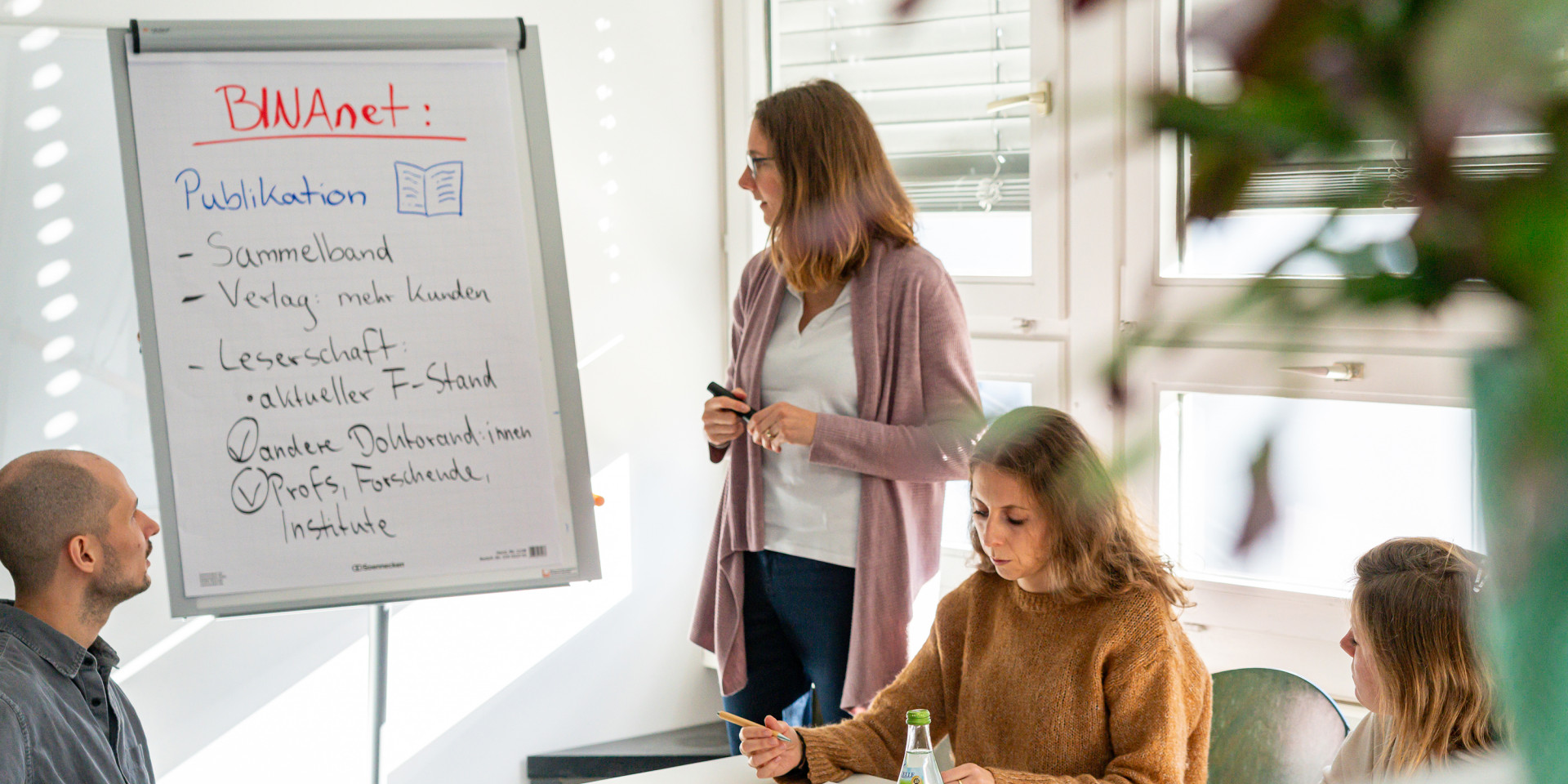 Vier Personen arbeiten in einem Büro