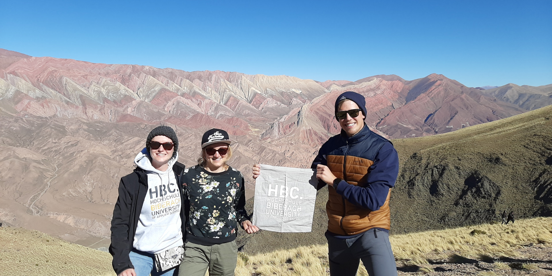 Drei Studierende im Gebirge in Argentinien 