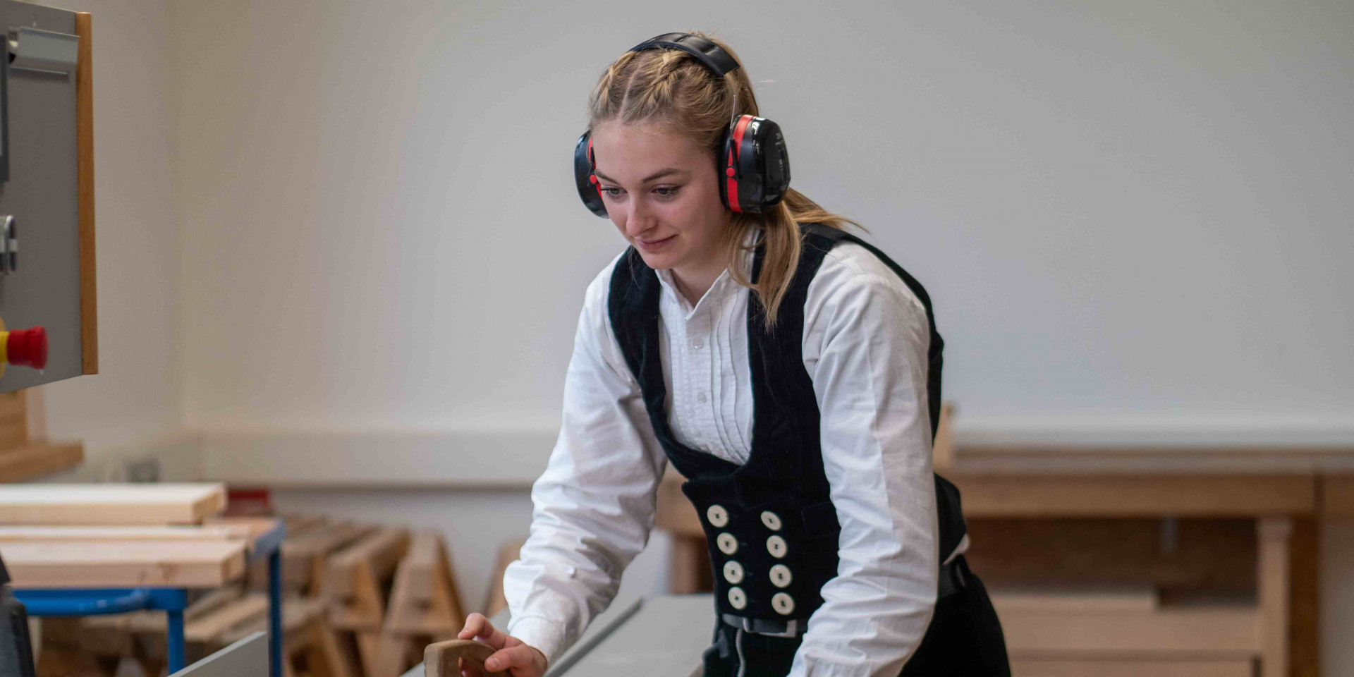 Frau arbeitet mit Holz 