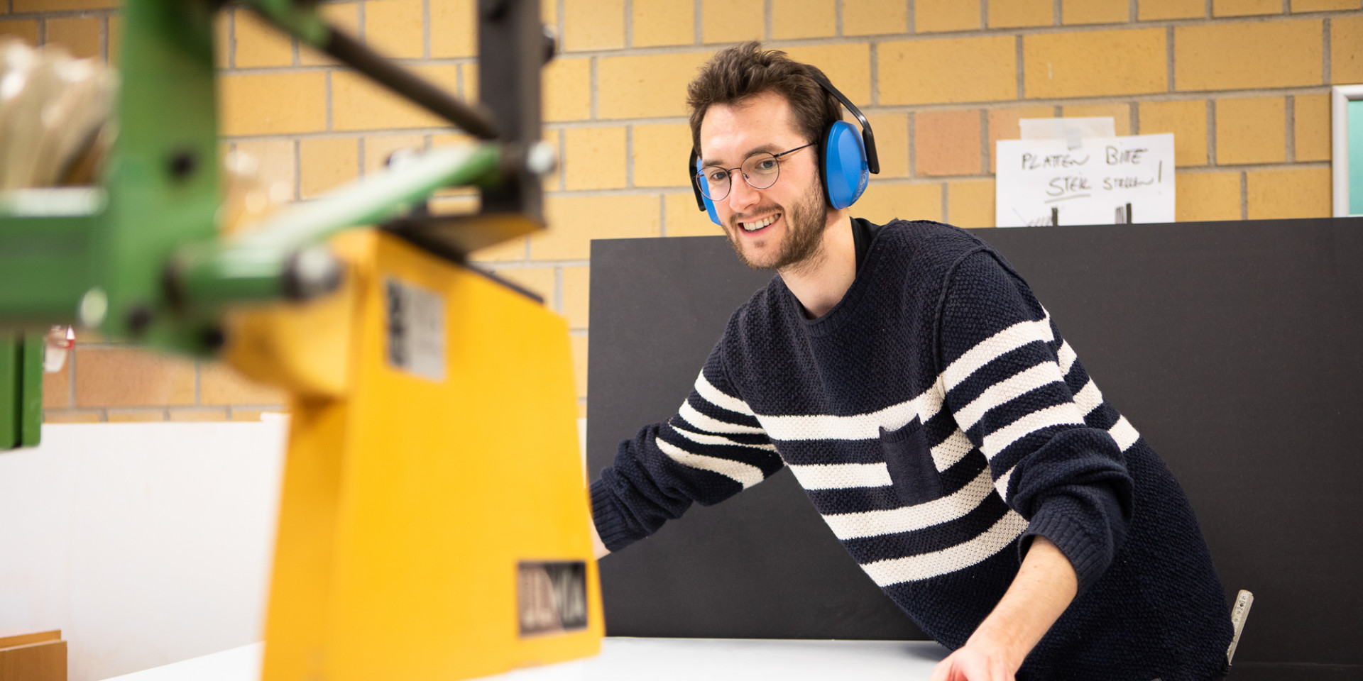 Student bei der Arbeit in der Modellbauwerkstatt