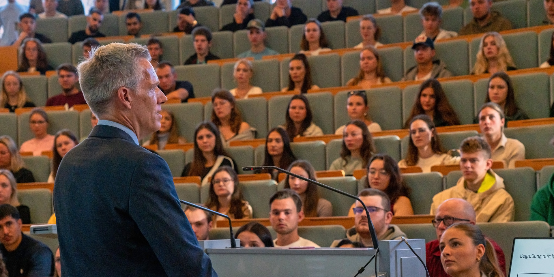 Professor hält Rede