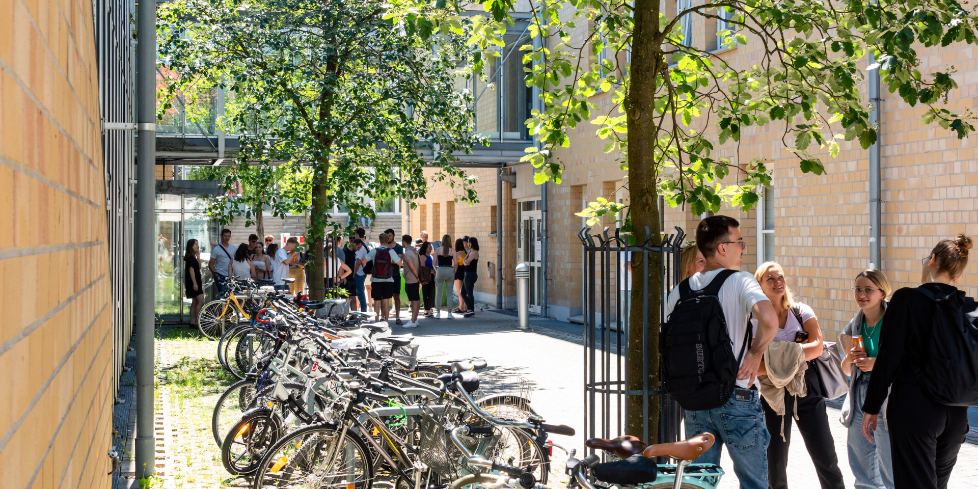 Gruppe junger Menschen auf Hochschulgelände