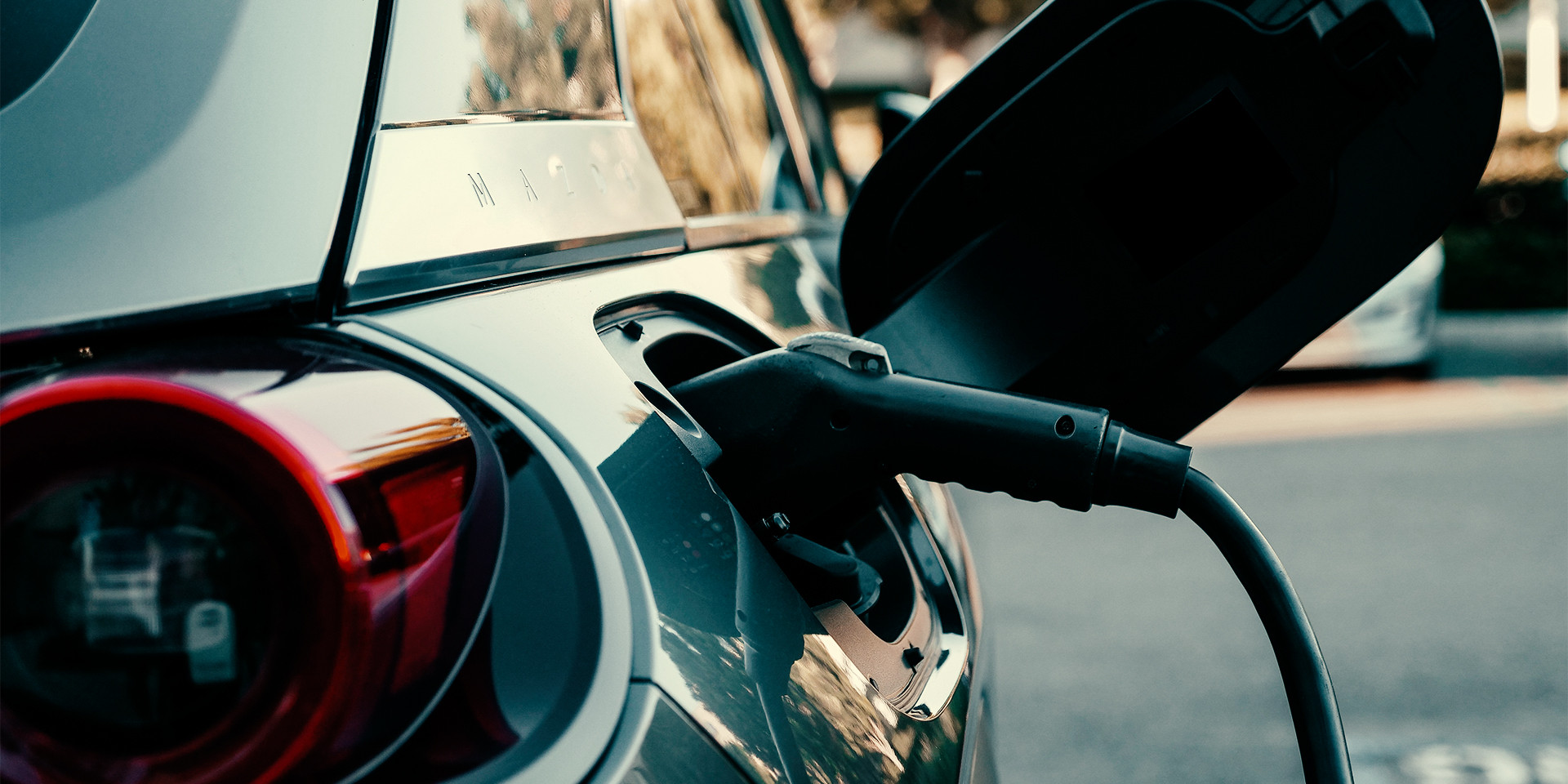 E-Auto, das gerade geladen wird