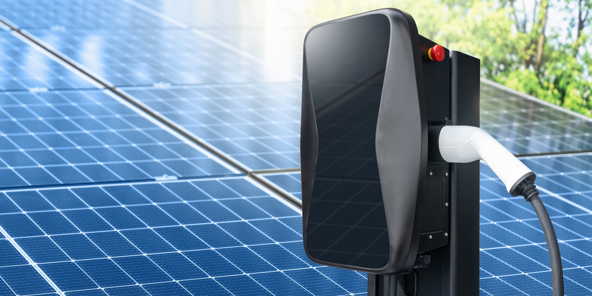 Ladestation und PV-Anlage im Hintergrund