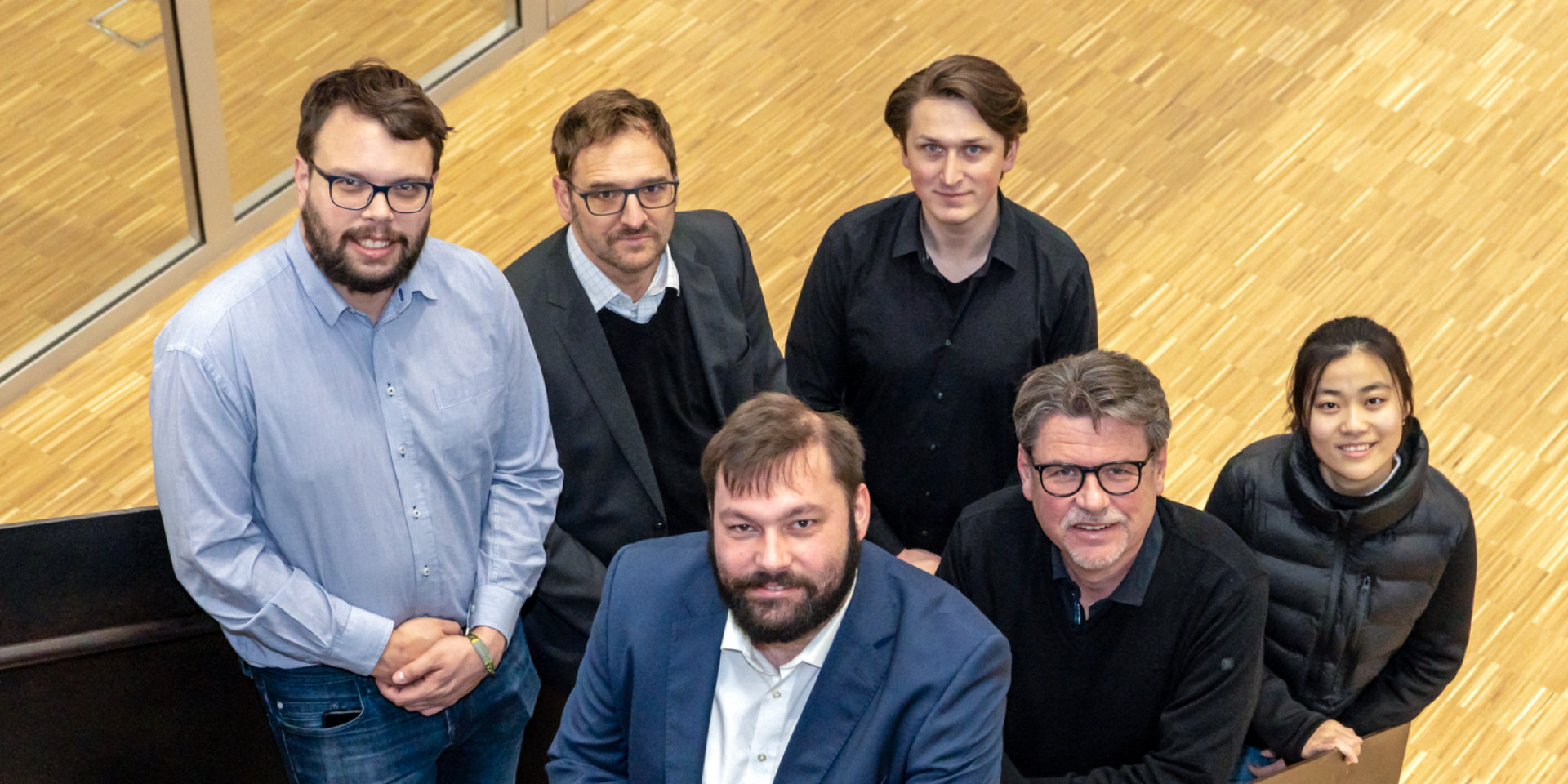Sechs Personen stehen auf einer Treppe
