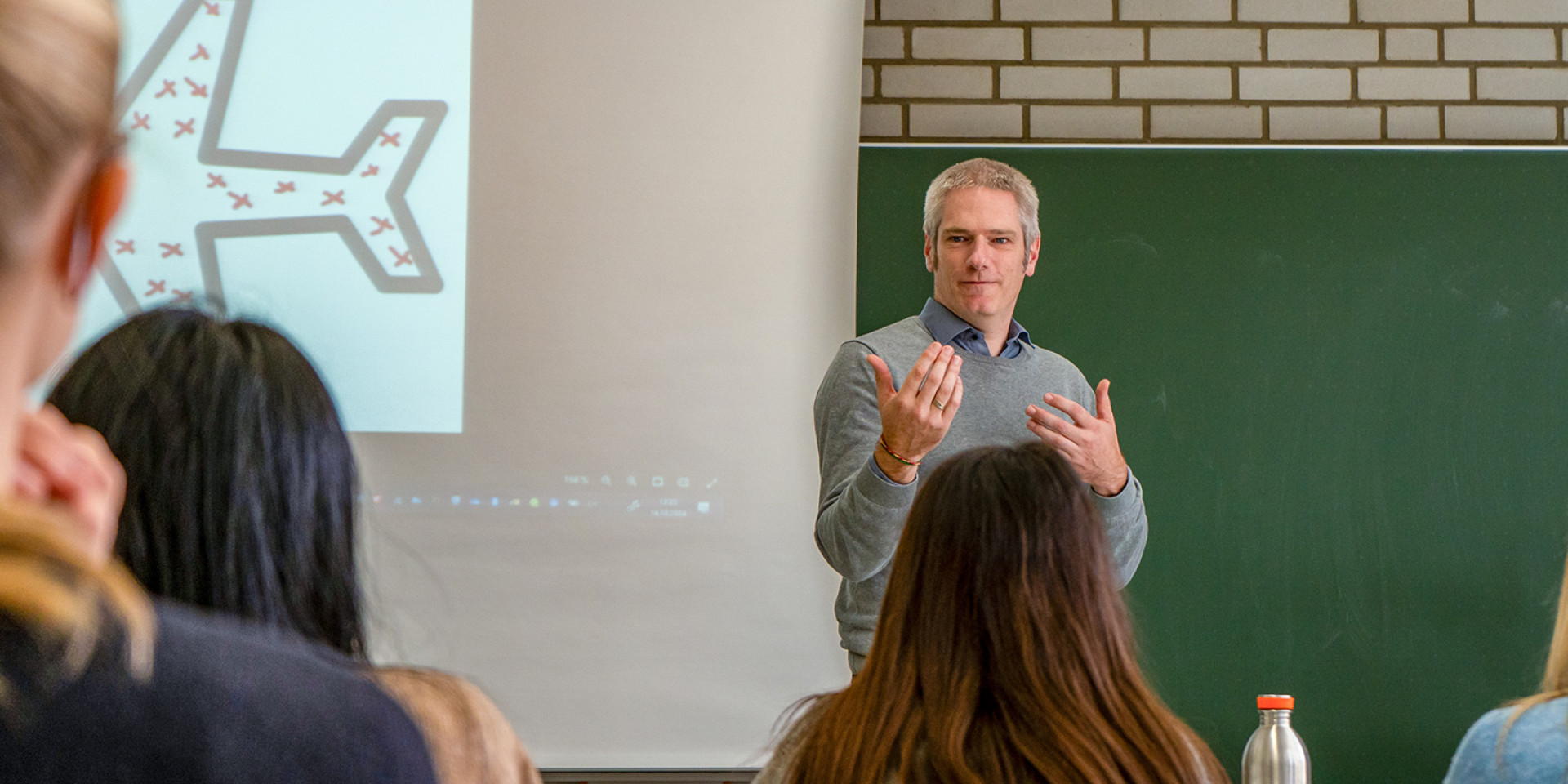 Professor lehrt Studierende im Hörsaal