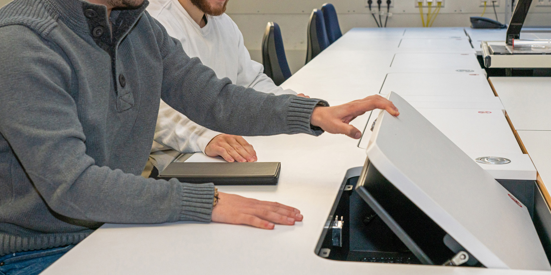 Student sitzt an hochmodernem Schreibtisch 