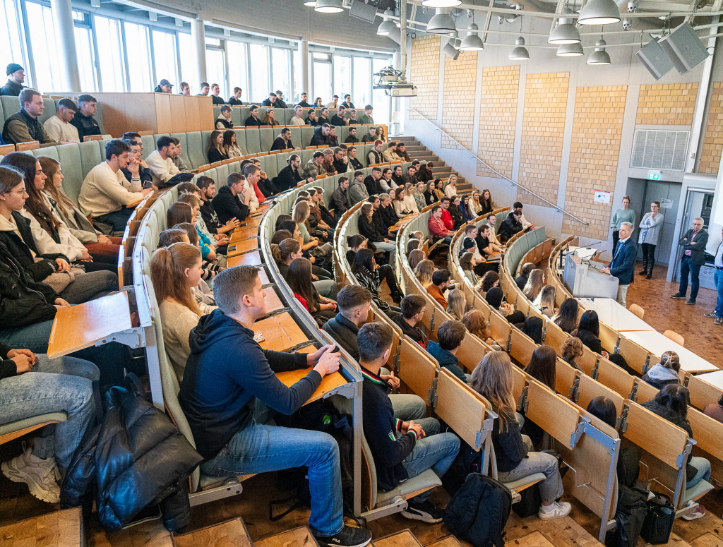 Studierende sitzen im Audimax bei Begrüßung