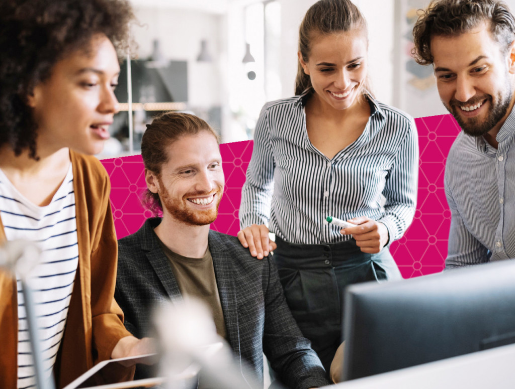 Vier Personen vor einem PC