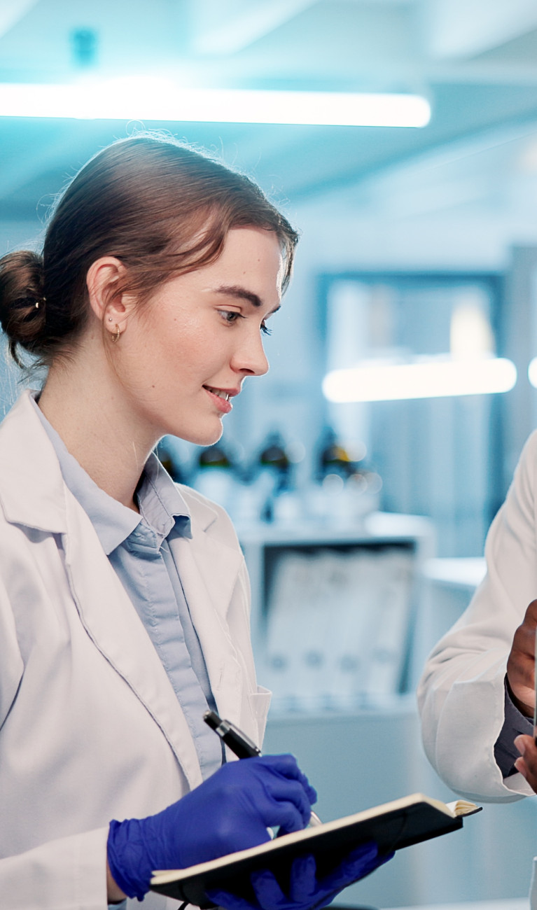 Ein Mann und eine Frau stehen im Labor mit Tablets in der Hand