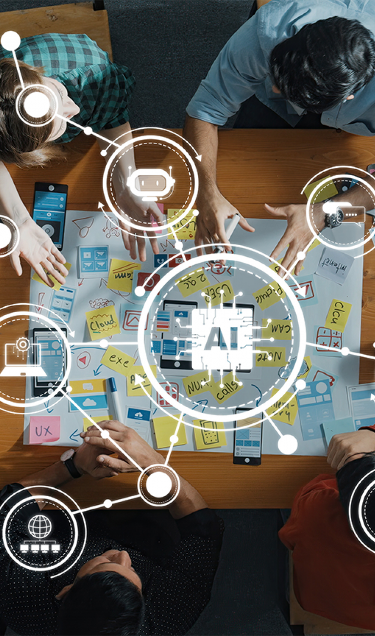 Kollaboratives Team in einem modernen Büro, aus der Vogelperspektive aufgenommen, das sich mit Business AI beschäftigt