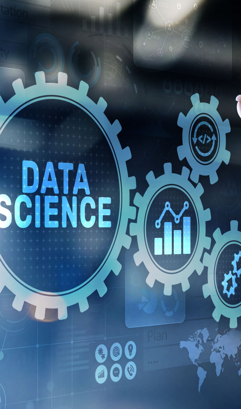 Eine Frau zeigt mit dem Finger auf einen Bildschirm mit komplexen Data-Science-Visualisierungen. Diese Aufnahme unterstreicht die Rolle von Technologie und Fachwissen in der biotechnologischen Forschung.