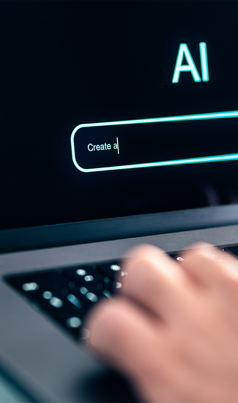 Mann benutzt Computer mit künstlicher Intelligenz-App. Er verwendet einen KI-Prompt-Chatbot, um Daten, Texte oder Bilder zu generieren. 