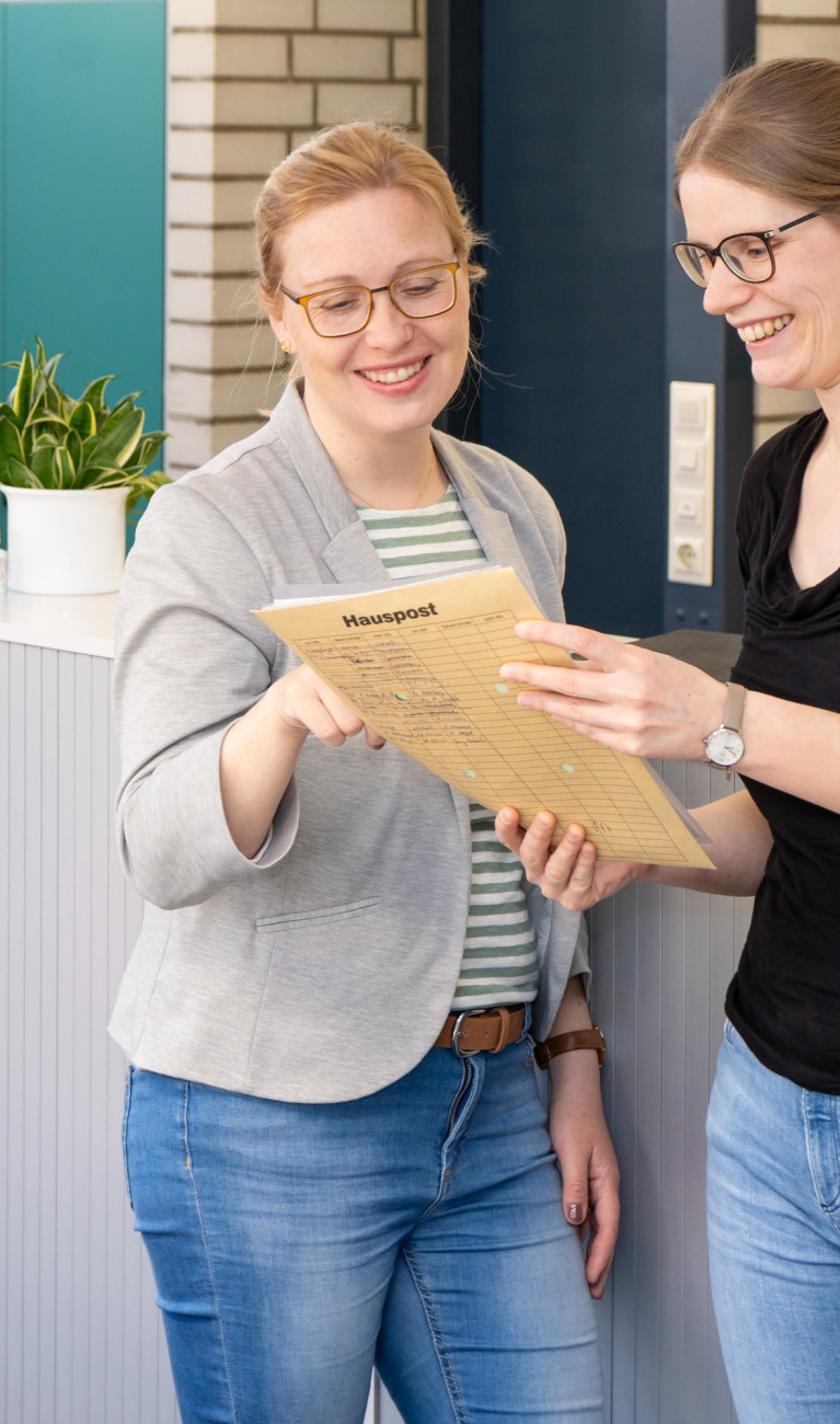 Drei Frauen stehen in einem Büro