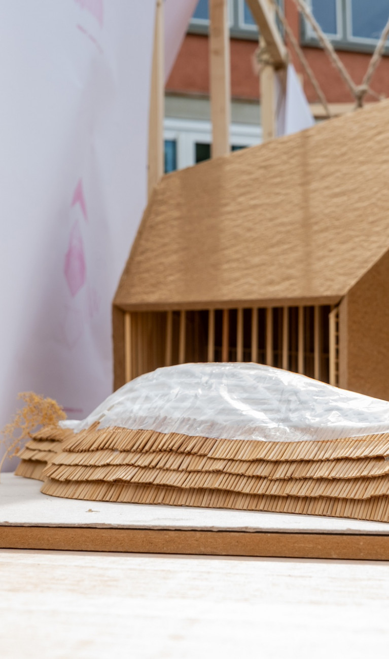 Miniaturgebäude gebaut aus Rohrkolben