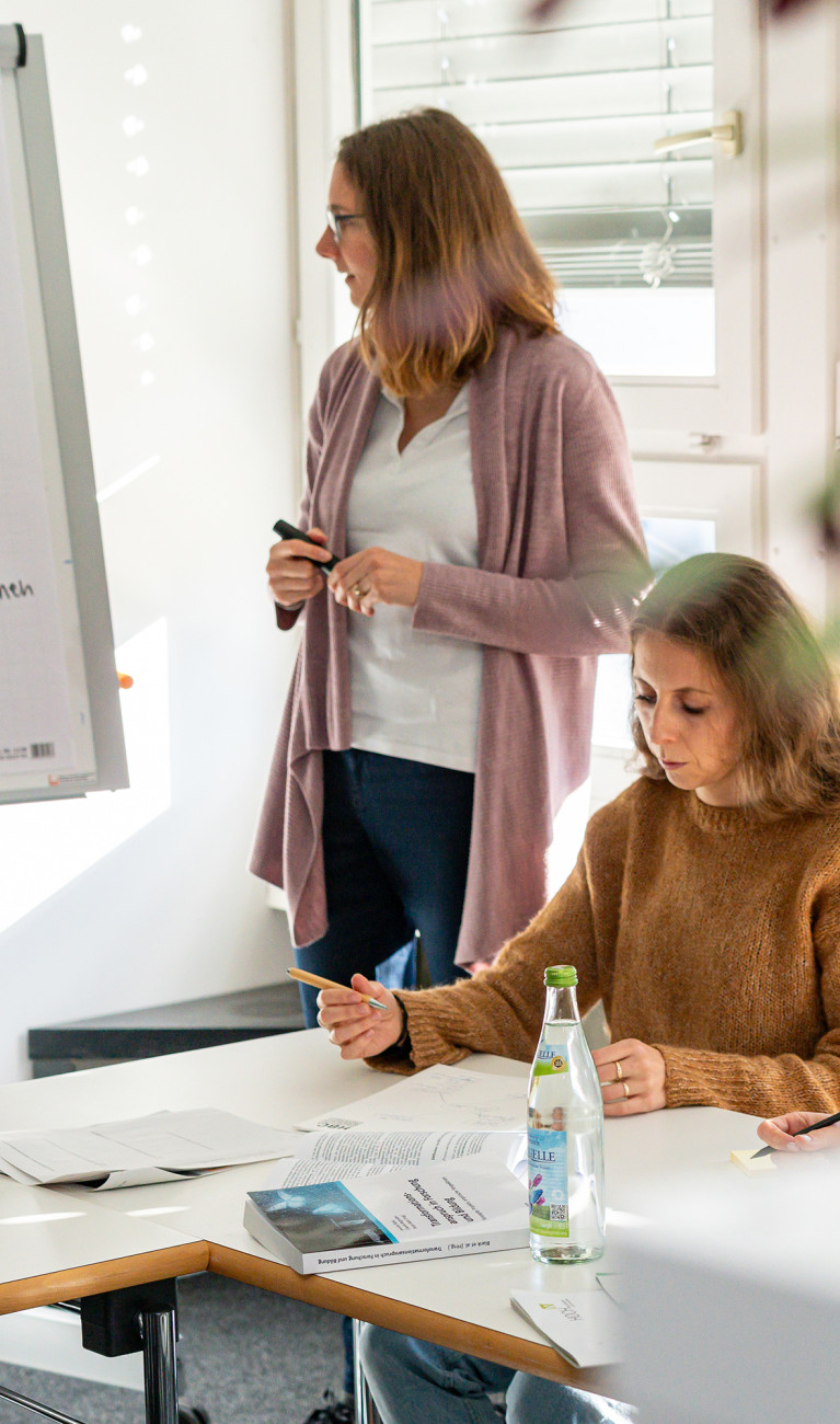 Vier Personen arbeiten in einem Büro