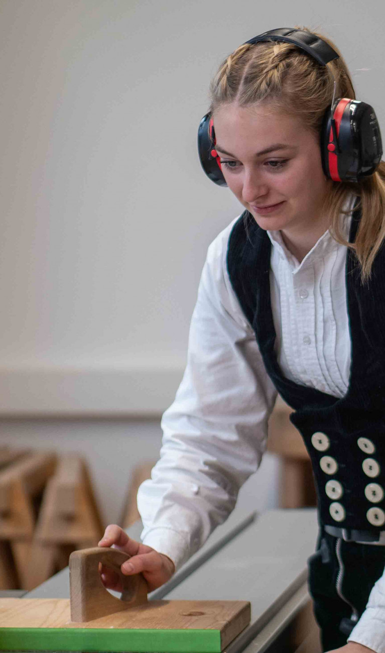 Frau arbeitet mit Holz 