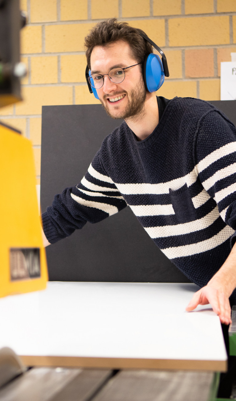 Student bei der Arbeit in der Modellbauwerkstatt