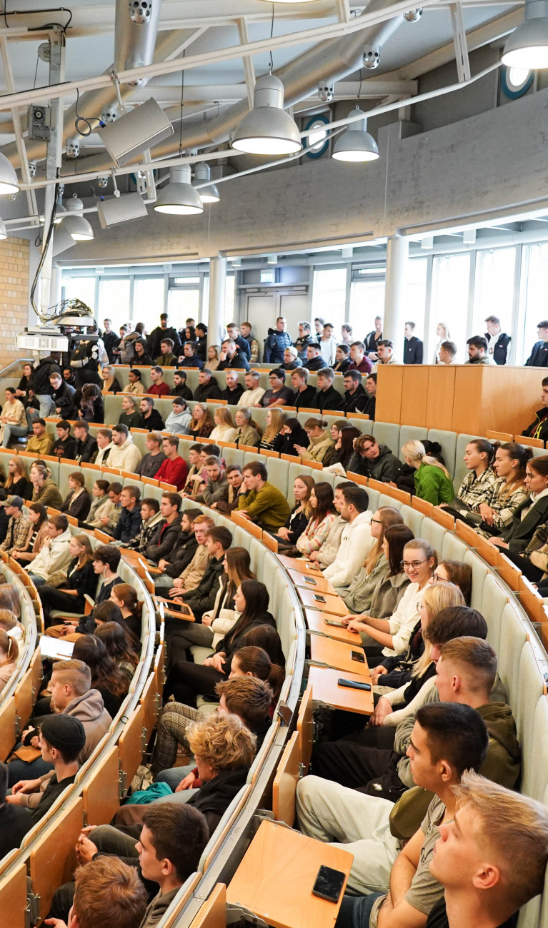 Voll besetzter Hochschul Hörsaal in Biberach