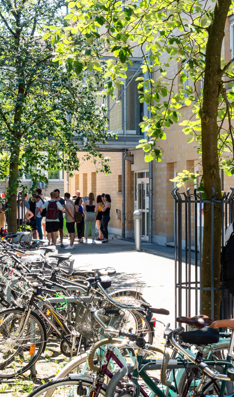 Gruppe junger Menschen auf Hochschulgelände