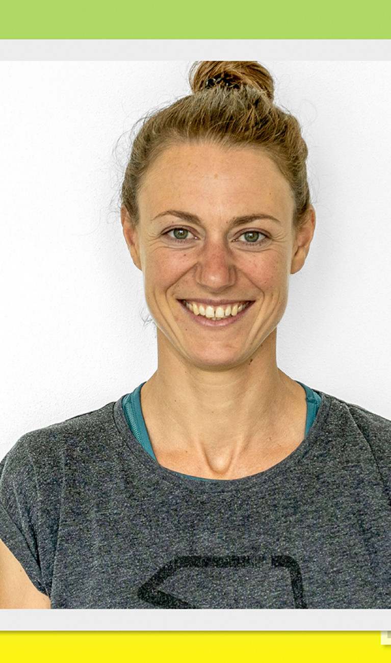 Frau im Porträt vor grün-gelbem Hintergrund