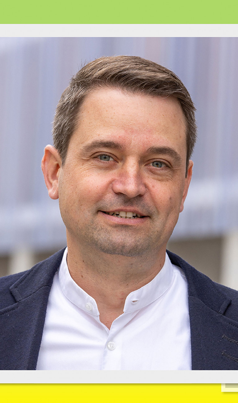 Mann im Porträt vor grün-gelbem Hintergrund
