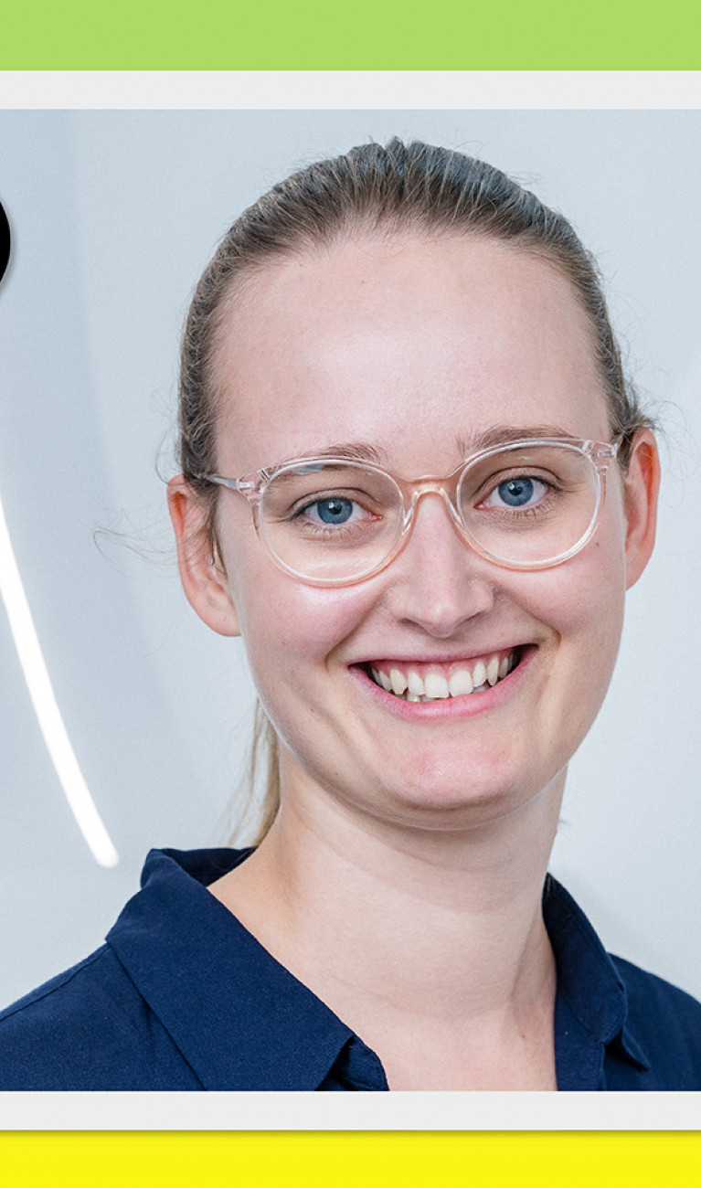 Frau im Porträt vor grün-gelbem Hintergrund