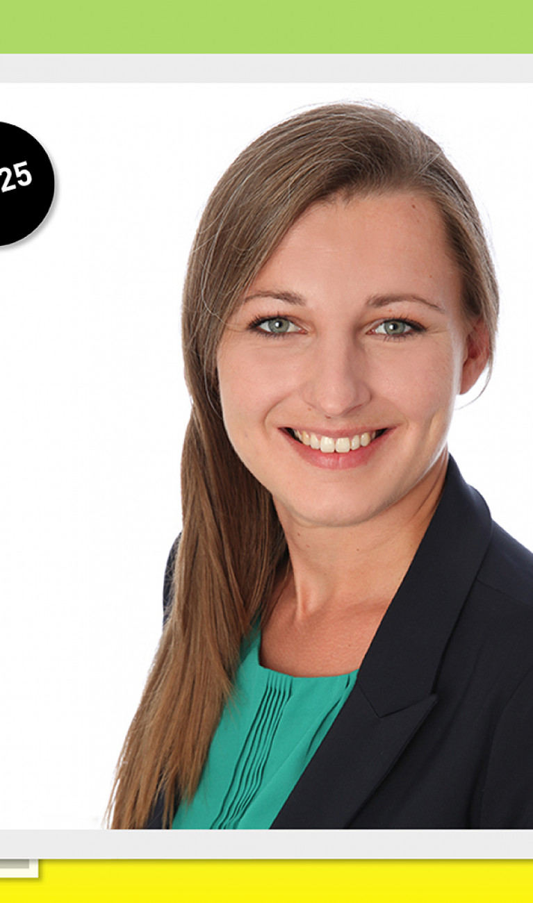 Frau im Porträt vor grün-gelbem Hintergrund