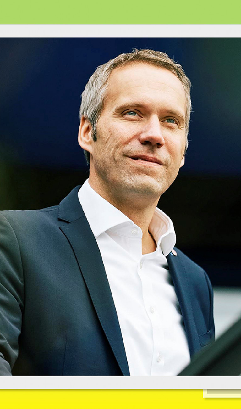 Mann im Porträt vor grün-gelbem Hintergrund