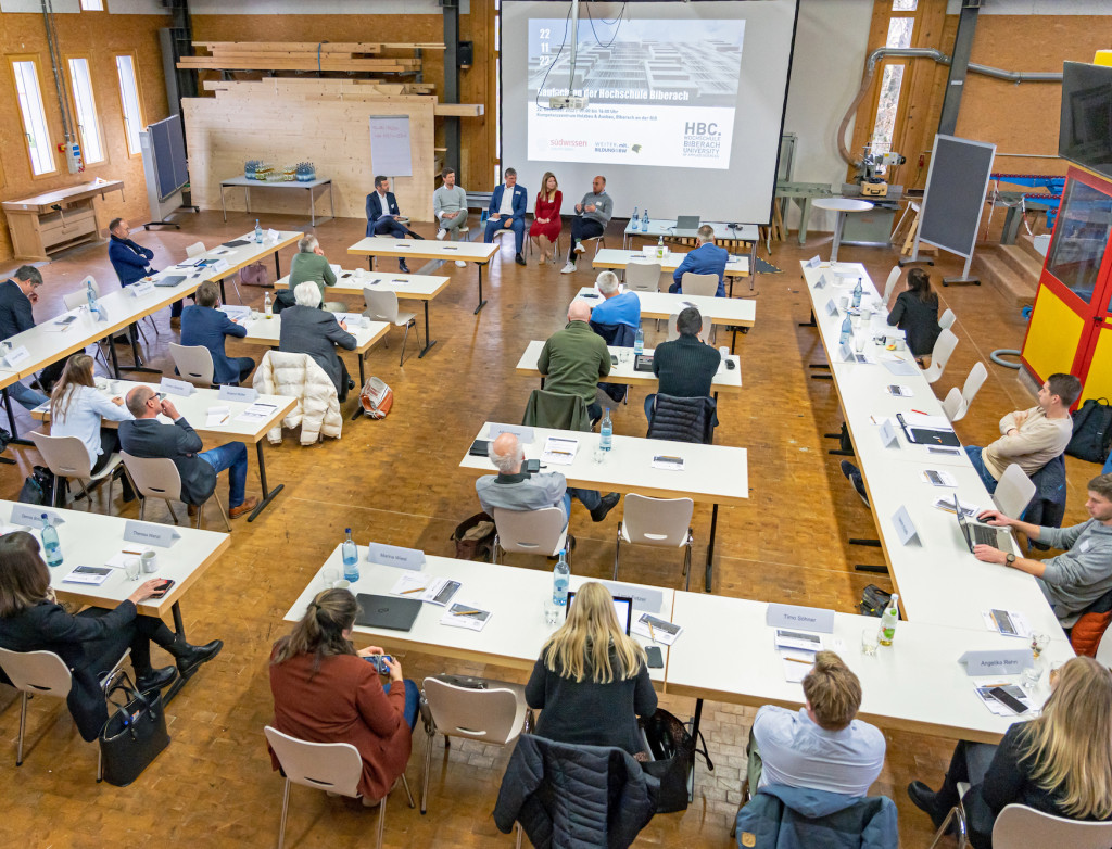 Viele Menschen in Seminarraum bei Vortrag