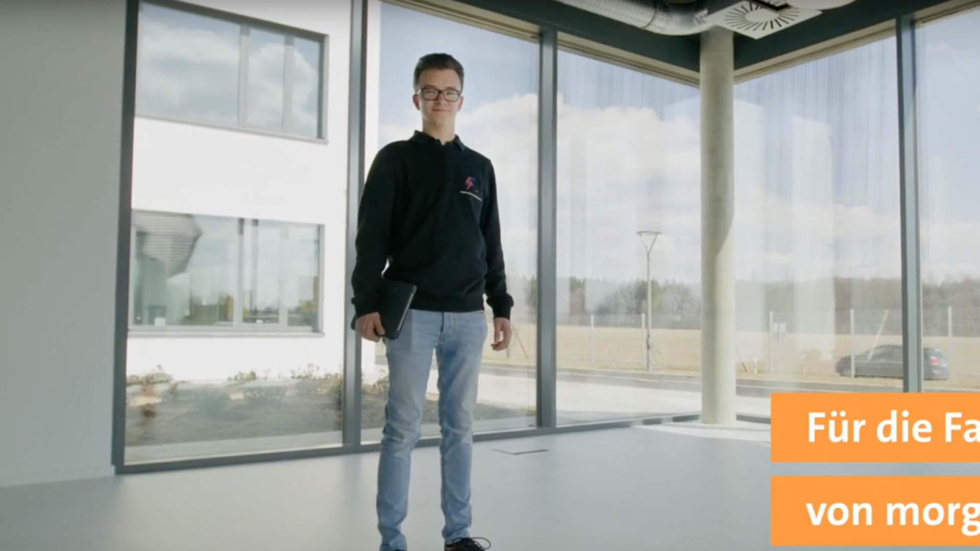 Junger Mann stehend