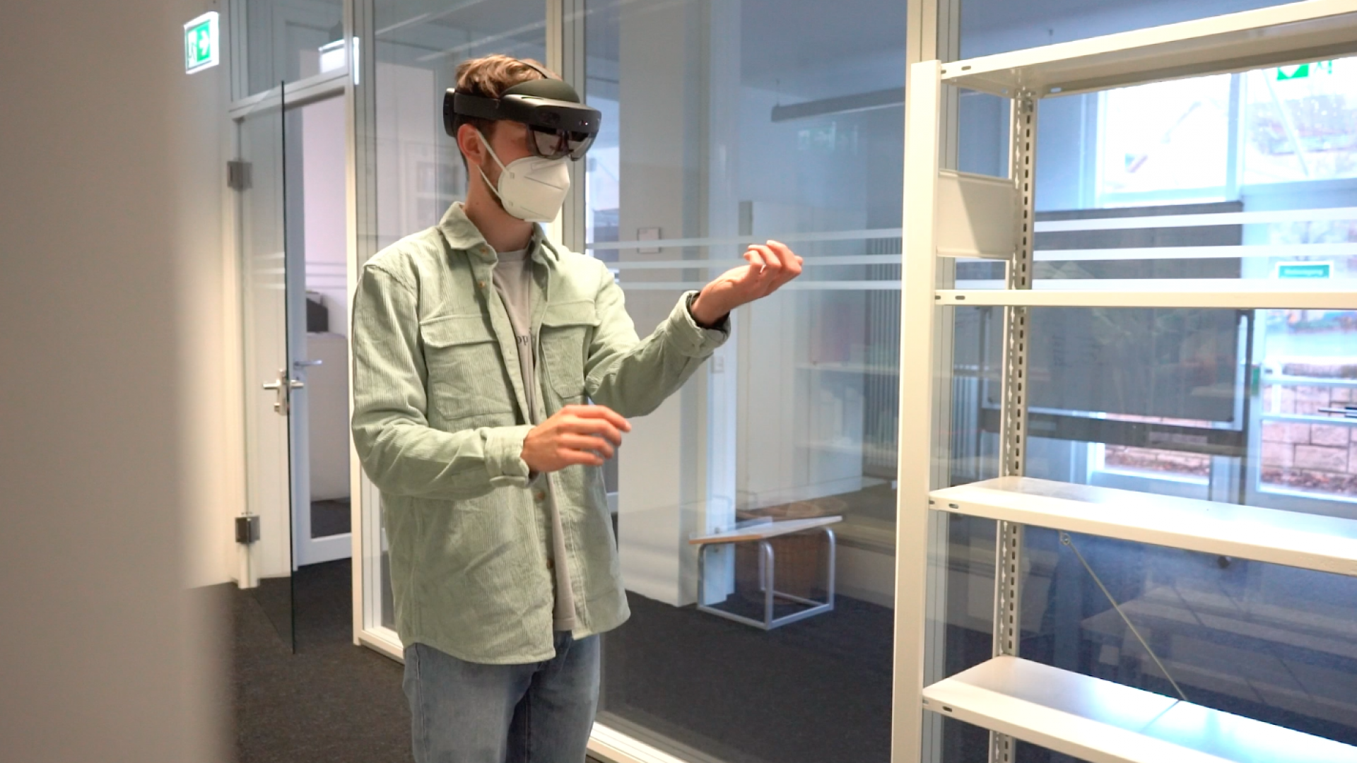 Junger Mann mit VR-Brille